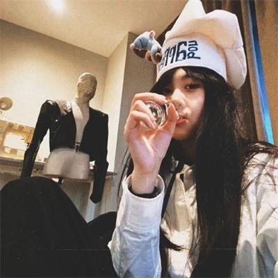 魔术的耳语 封面